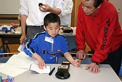 センサーに表示させた電子タグの番号を記録して・・・